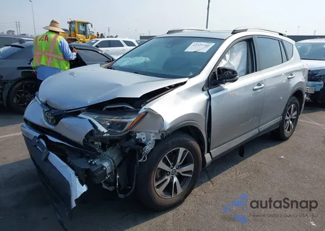 2017 Toyota Rav4 Xle z USA, uszkodzony, nr VIN 2T3WFREV6HW371429